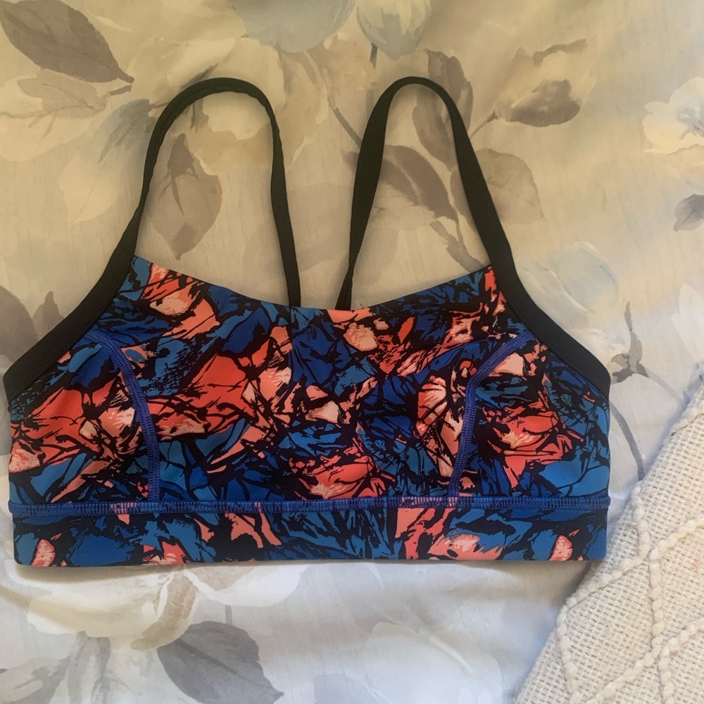 Euc lululemon sports bra size 6, worn once!
